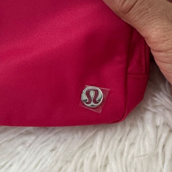 lululemon athletica Belt Bag in Vibrant Pink NWT - Picture 3 of 9